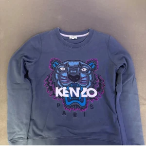 Blå sweatshirt från Kenzo med tigertryck - Snygg Kenzo tröja.Päron klubba på köpet