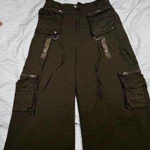 Hades studio cargos!! - As feta cargo pants från hadesStudio🔥🔥.                        baggy af fit                                                                              32/32 ungefär.                                                                      Slutsålt överallt!