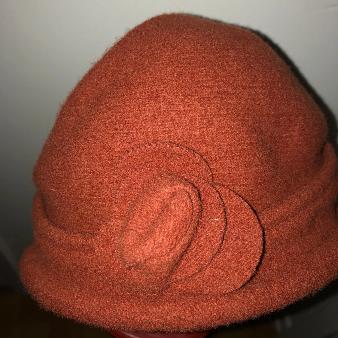 Röd hatt med blomdekoration  - 93