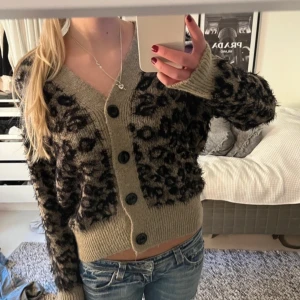 Beige leopardmönstrad kofta - Säljer en beige kofta med leopardmönster jätte söt