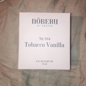 Nõberu Tobacco Vanilla Eau de Parfum - Upptäck Nõberu of Swedens No 104 Tobacco Vanilla Eau de Parfum. Denna doft kombinerar rika toner av tobak och vanilj för en sofistikerad och varm upplevelse. Flaskan är elegant och svart, perfekt för den stilmedvetna. En Eu de parfum som håller 16+ timmar! Perfekt som julklapp till partner, bror eller pappa eller till dig själv! Är mer åt det manliga hållet pga tabaccon men är mer unisex då den blandas med söt vanilj! 