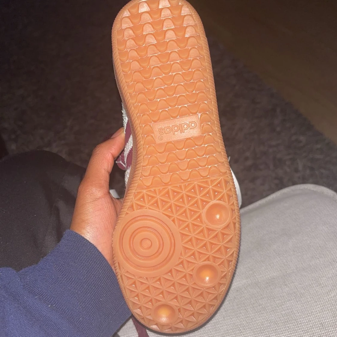 Adidas sneakers med vinröda detaljer - 92