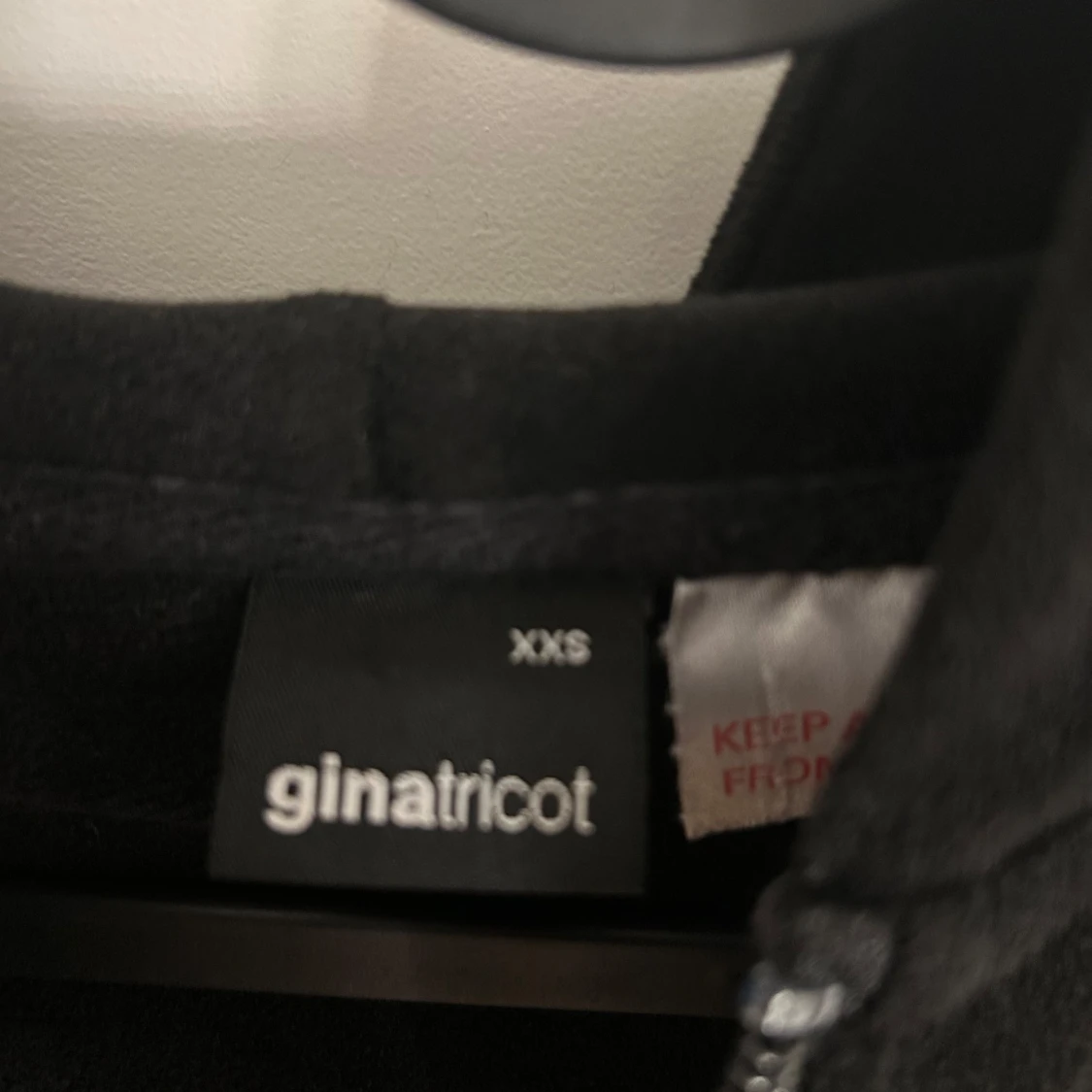 Svart fleecejacka från Gina Tricot - 91