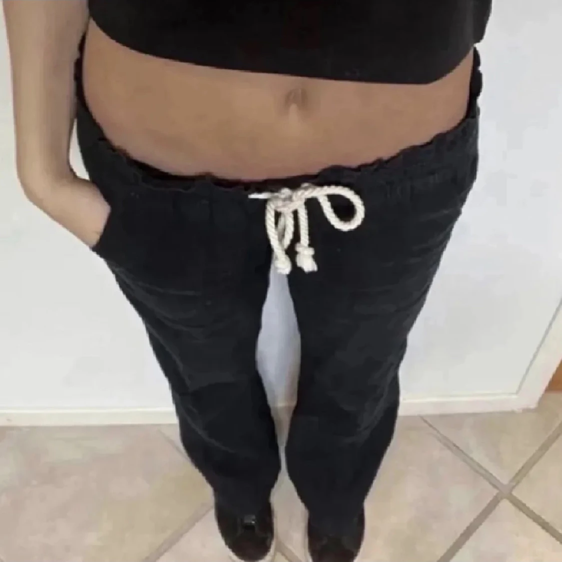 Svarta linnebyxor med snörning