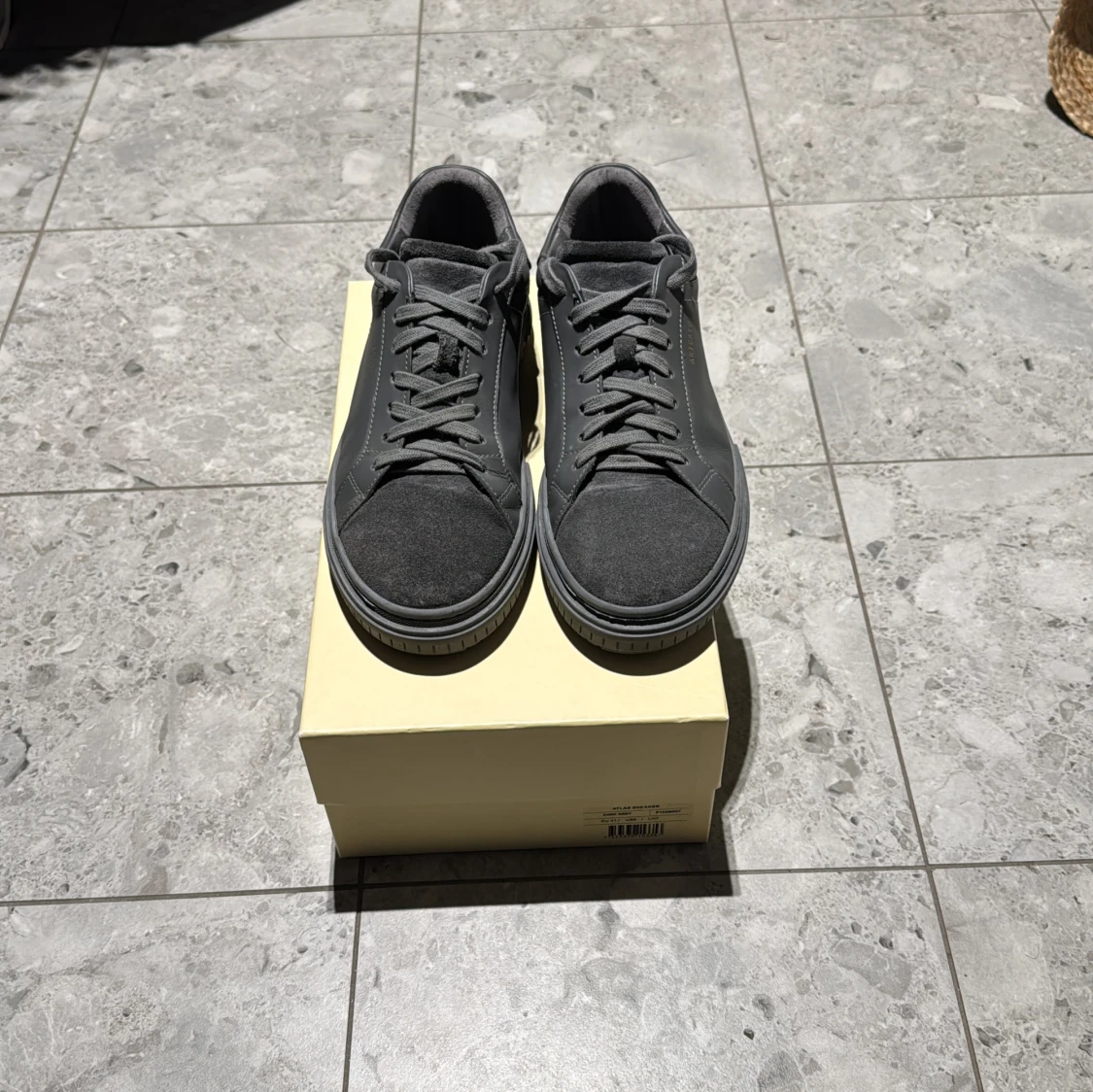 Grå sneakers från Axel Arigato, modell Atlas  - 90