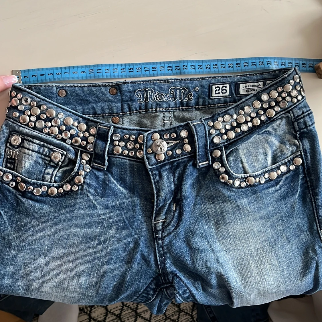 Blå jeans med nitar från Miss Me - 93