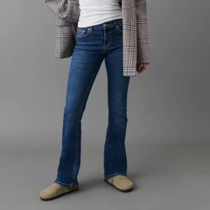 Mid waist bootcut jeans från Gina Tricot - Använt fåtal gånger, inget fel med de. Jag säljer då dem är för små. Nypris: 499, Säljer: 150