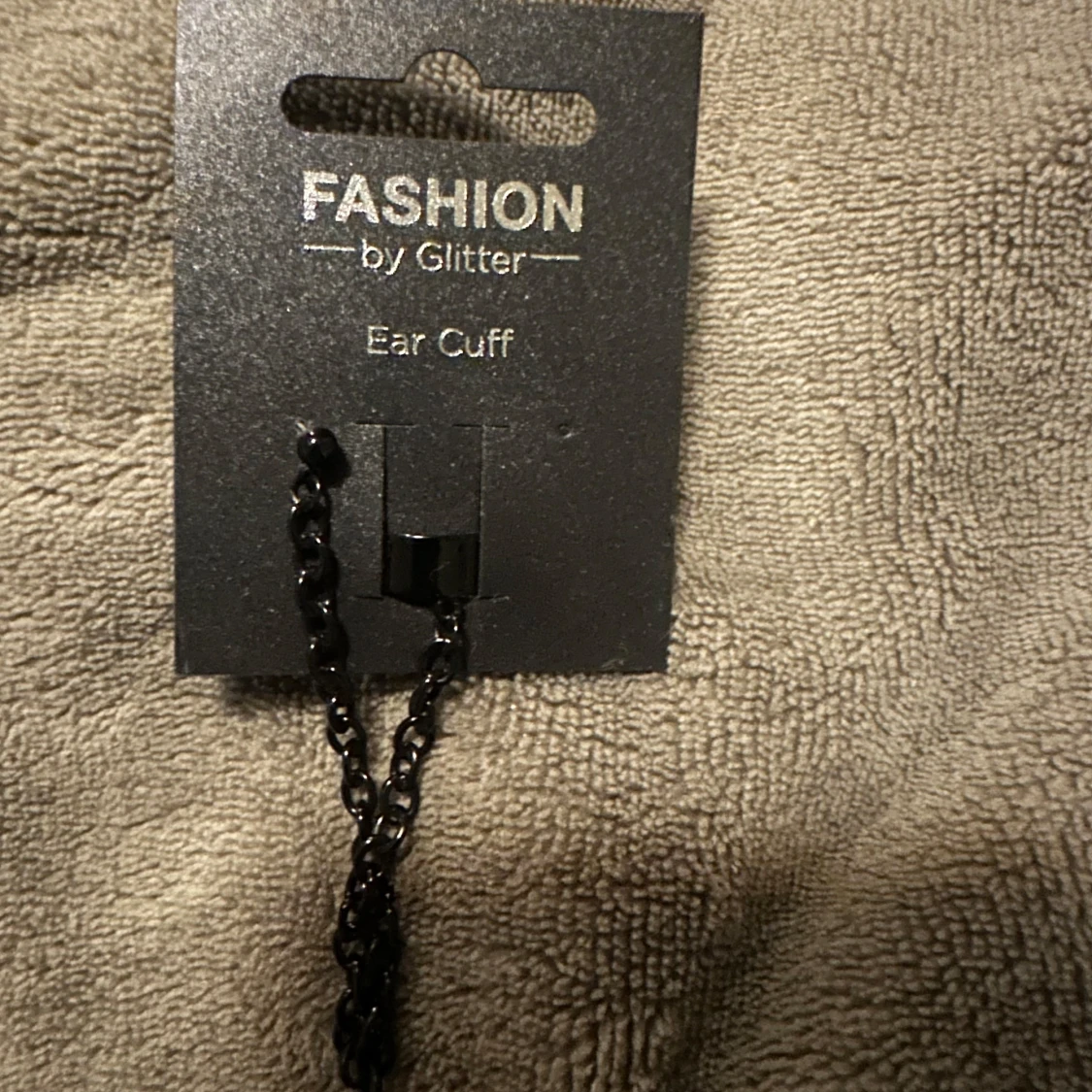 Svart ear cuff från Fashion by Glitter