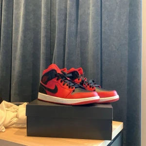 Nike Jordan 1 mid - Snygga Nike Air Jordan Använda cirka 5 gånger ( i princip ny) 