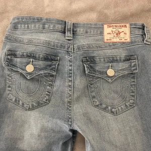 True religion jeans! - Säljer ett par snygga blå jeans från True Religion i modellen Becca. De är midwaist och bootcut i storlek w28. Använda endast en gång och nypris är ca 1300❤️