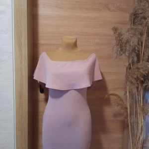 Ljusrosa offshoulder klänning - Elegant ljusrosa offshoulder klänning från River Island med volangdetalj över bysten. Klänningen har en tight passform och en liten slits baktill för extra detalj. Perfekt för festligheter och annat skoj. Det är storlek M
