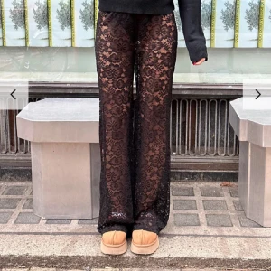 Svarta spetsbyxor - Snygga svarta byxor i spetsmaterial med blommigt mönster. Byxorna har en loose passform men på mig sitter de bootcut som har strl 38. 
