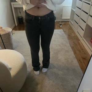 Svarta jeansbyxor - Snygga svarta jeansbyxor med en klassisk design. De har en lågmidjad passform och utsvängda ben. Jättesnygga fickor’