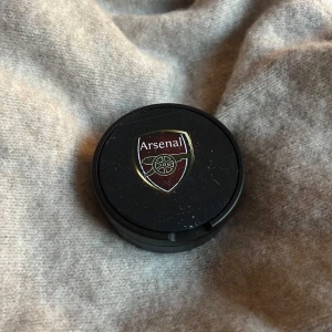 Svart förvaringsdosa med valfri design - Arsenal dosan✨Perfekt för att förvara småsaker eller som en dekorativ detalj. 
