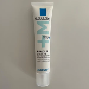 La Roche-Posay - Effaclar Duo+ M från La Roche-Posay 40ml är en korrigerande och fuktgivande ansiktskräm för att motverka orenheter och förbättra hudens struktur. Den är helt ny har ej använt den säljer för jag har redan två till som jag använder och den är 100% äkta har bevis. Ordpris 209kr. Vid fler frågor kontakta mig🫶🏽 
