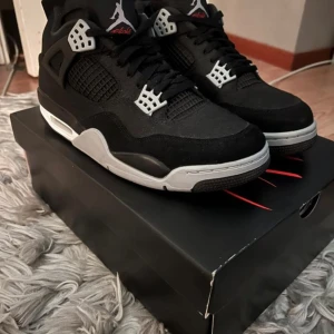 Jordan 4 Black Canvas - Storlek 43, använda 1 gång och köpta på Nike SNKRS appen