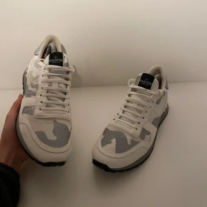 Valentino Rockrunner  - Säljer dessa sällsynta Valentino rockrunners i storlek 44.5. Vid osäkerhet fråga om innermått. Vid övriga frågor bara skriv🙂