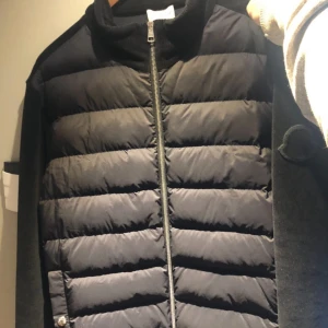 Svart cardigan från Moncler - Moncler cardigan, hel svart, storlek L, skick 9/10 bara använd ett fåtal gånger. Butiks exklusiv så väldigt unik. Köpt i Milano för ett år sedan. Ny pris 10000+