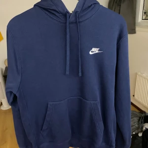 Marinblå Nike hoodie - Säljer en marinblå hoodie från Nike i Storlek S. Den är välanvänd men fortfarande ett bra skick. Nypris 800≈