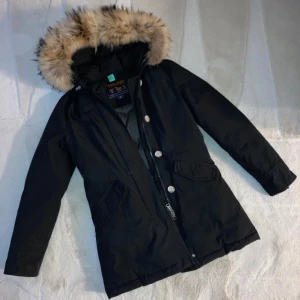 Woolrich parka jacka strl XS - Säljer min äkta, varma woolrich jacka eftersom den blivit för liten för mig! Storlek XS och i fint men använt skick. Pälsen fin och fyllig.  Jackan är nyligen kemtvättad och oanvänd sen dess.  Kontakta mig vid frågor :) x  