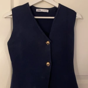 Mörkblå väst från Zara - Snygg mörkblå väst från Zara med två guldknappar framtill. Använd ca en gång💕