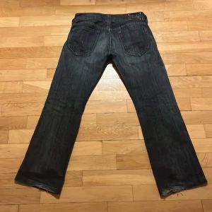 Replay jeans  - As coola replayjeans i storlek 29. Bra skick köpta secondhand nästan helt oandvända enda defekten är att hälen är lite nertrampad på vänster ben. Skriv om ni har prisförslag eller några andra frågor eller typ fler bilder😶