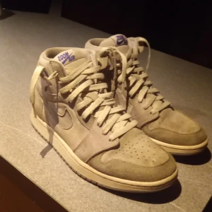 Nike air jordan high - Jordans i jättebra skick bara att de är lite smutsiga men går att fixa och tvättar de så klart innan skickas. Ny pris 1800 på nike mitt pris 450 och priset är inte hugget i sten 