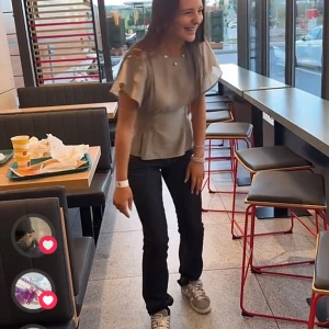 Grön blus med korta ärmar - Säljer en stilren grön blus med korta ärmar och elastisk midja. Perfekt för en avslappnad men ändå elegant look. Blusen har en rund hals och är lätt att matcha med olika outfits.