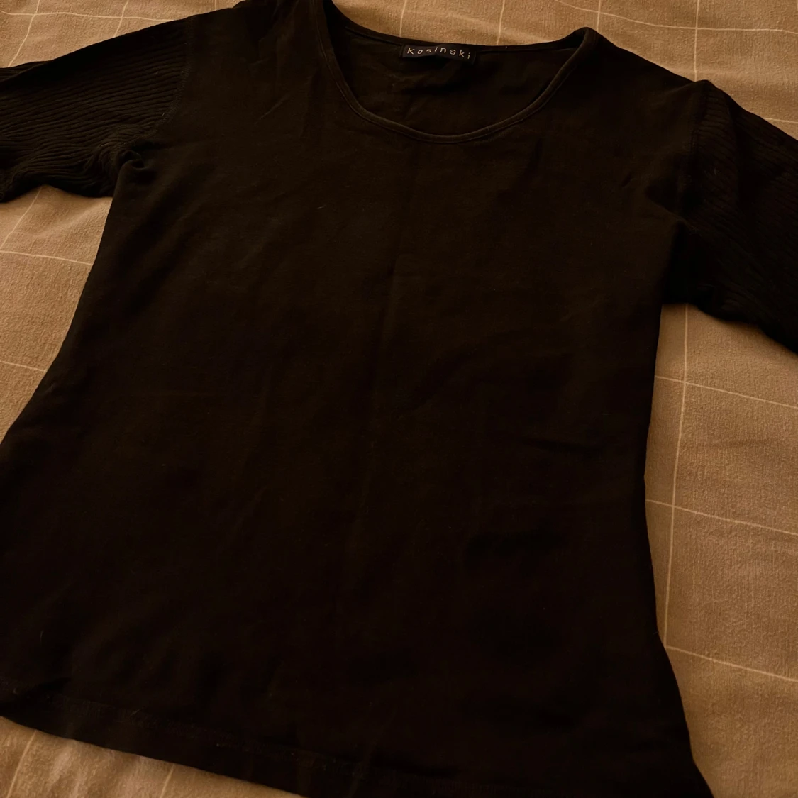 Svart t-shirt från Kosinski - Vero Moda  - 90