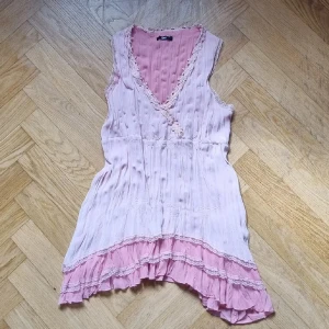 Ljusrosa ärmlös topp med volang - Jättefint romantiskt linne som är köpt här på Plick men som tyvärr inte kommer till användning💞💞mycket bra skick. EJ MIN BILD