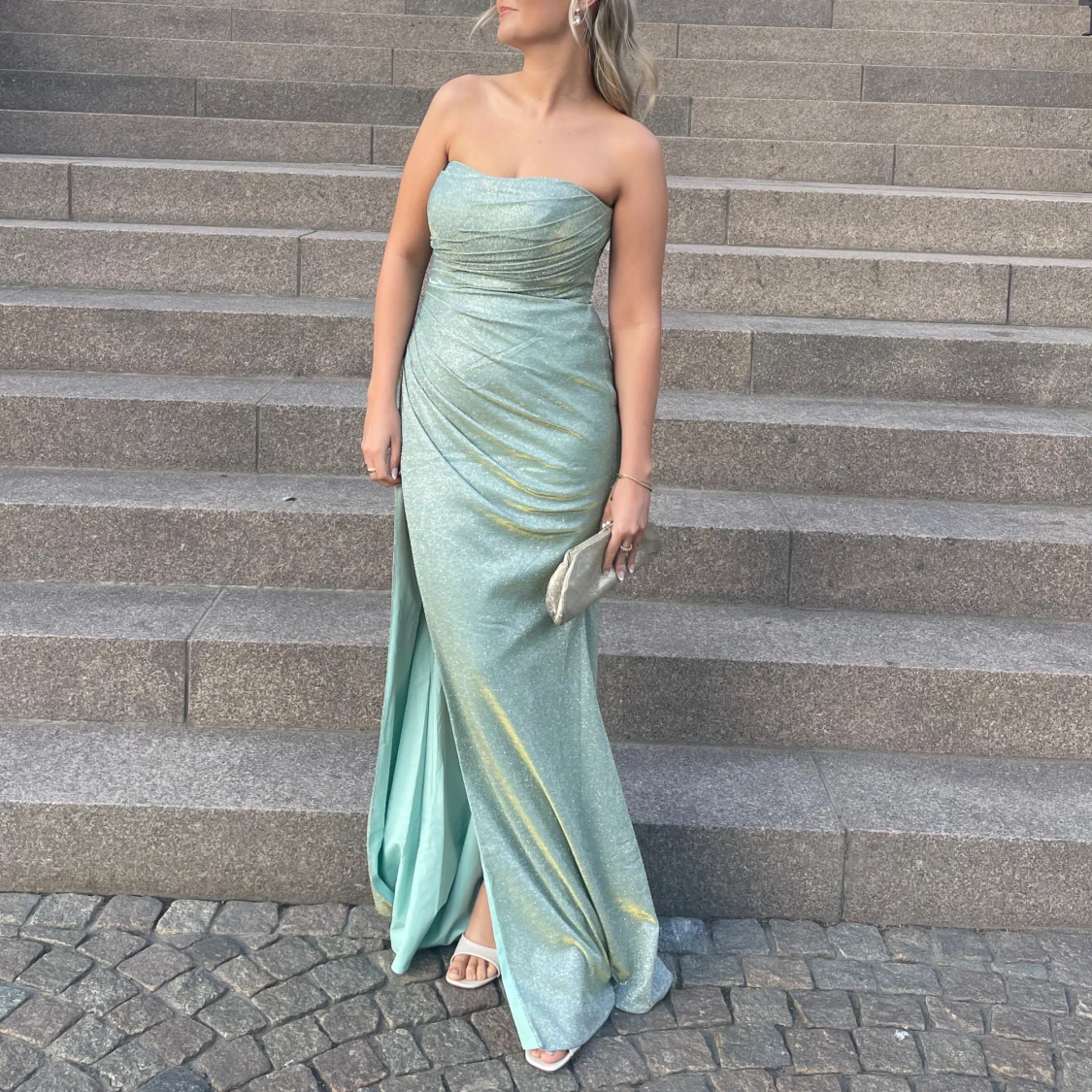 Glittrig mintgrön axelbandslös balklänning