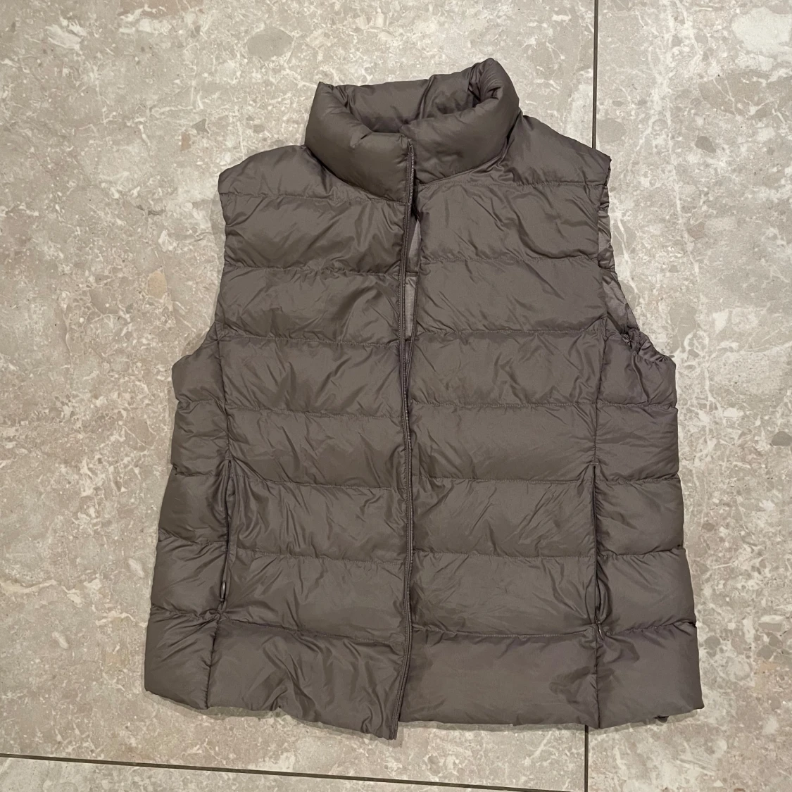 Mullvadsfärgad dunväst