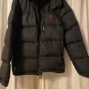 Svart dunjacka från Polo Ralph Lauren - Säljer en svart dunjacka från Polo Ralph 