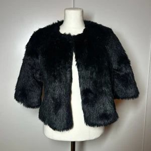 Trekvartsärmad pälsjacka  - Super fin Trekvartsärmad pälsjacka från mis behave. Fint skick. Passar xs-s. Köp sker via köp nu, jag postar inom 24h. Kvar tills markerad såld 