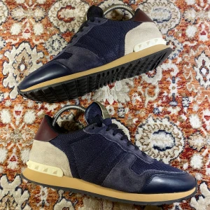 Valentino Rockrunners  - Hej! Säljer nu mina skor från märket Valentino , storlek 40,  mycket bra skick, tveka inte på att höra av dig om du har frågor eller funderingar kring skorna!