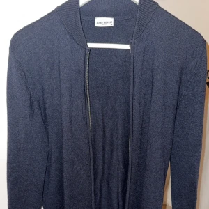 John Henric Fullzip - Säljer nu min mörkblåa zip tröja från John Henric. Storleken är M men kan passa S. Är i mycket bra skick