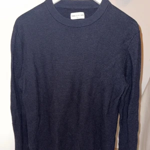 Mörkblå tröja från These Glory Days - Säljer nu min mörkblåa tröja från These Glory days! Storleken är i Small, och har knappt använt tröja. Köptes i Volt butiken för ca ett år sen.