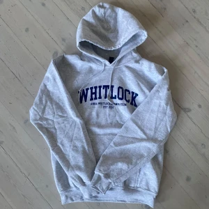 Hoodie - Hoodie är i storlek S som jag personligen tycker sitter snyggare till skolan! Och den har jättemycket material på insidan!!💖