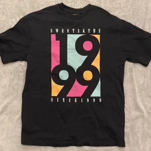 Sweet sktbs T-shirt - Svart sweet sktbs t-shirt i storlek S! Inget tryck på ryggen! 