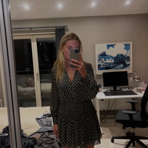 Zara klänning - Säljer denna jättesnygga klänning från Zara då jag inte längre har någon användning av den!💕 nypris ca 400kr! I bra skick då den använts fåtal gånger😊 frakt ingår inte i priset🫶