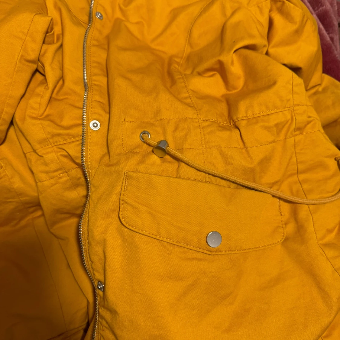 Gul parkajacka med fuskpäls - 92
