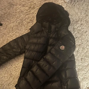 Svart Molly från Moncler - Svart Molly från Moncler. Köpt på NK förra året. Super fin jacka i bra skick!💗