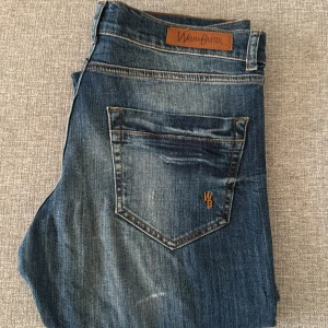 Blå jeans från William Baxter - Snygga blå jeans från William Baxter med klassisk femficksdesign och subtila slitningar för en trendig look. Perfekta för en avslappnad stil.