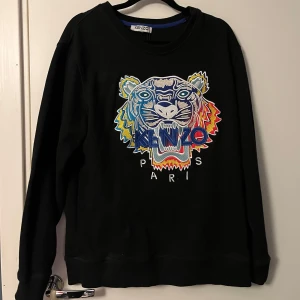 Svart sweatshirt - Svart kenzo tröja i fint skicka, dock ingen garanti på att den är äkta. lappen med storlek saknas men jag uppskattar till stl S