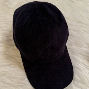 Loro Piana Cashmere Baseball Cap - Nypris cirka 5999kr. Storlek M och i superbra skick då den knappt är använd. Hör av er vid frågor & funderingar🤝