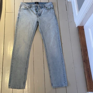Ljusblå jeans från Neuw - Säljer ett par nästintill nya ljusblå jeans från Neuw i modellen Ray Straight. Väldigt sköna jeans som passar till många olika outfits. Nypris: 1400