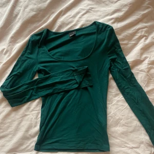 Grön långärmad topp från Gina Tricot -  grön långärmad topp från Gina Tricot i storlek XS. Jättebra skick, knappt använd. Pris kan diskuteras 