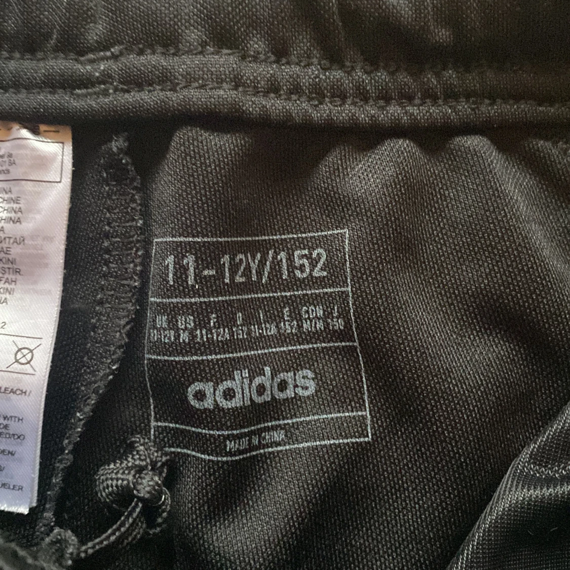 Svarta träningsbyxor från Adidas - 90