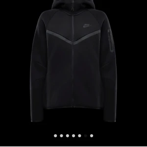 Svart hoodie från Nike - Säljer en svart zip hoodie från Nike då jag ej använder den längre. Den är i bra skick och ser oanvänd ut.
