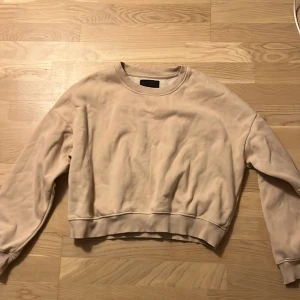 Beige sweatshirt från Lager 157 - Säljer en beige sweatshirt från Lager 157 i storlek M. Tröjan har en klassisk rund hals och långa ärmar. 